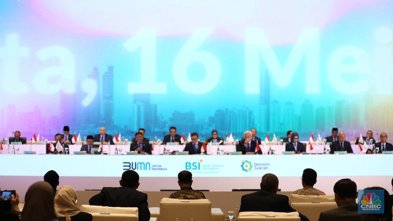 Plt Direktur Utama PT Bank Syariah Indonesia Tbk (BSI) Bob T.Ananta (dua dari kiri) didampingi Ketua Dewan Pengawas Syariah BSI Prof. Dr. KH. Hasanudin (paling kiri), Komisaris Utama BSI Muliaman D. Hadad (tiga dari kiri), Wakil Komisaris Utama/Independen BSI Adiwarman Azwar Karim (paling kanan) berbincang bersama sesaat sebelum pelaksanaan Rapat Umum Pemegang Saham Tahunan Tahun Buku 2024 PT Bank Syariah Indonesia Tbk di Jakarta (16/5/2025). (CNBC Indonesia/Tri susilo) Plt Direktur Utama PT Bank Syariah Indonesia Tbk (BSI) Bob T.Ananta (dua dari kiri) didampingi Ketua Dewan Pengawas Syariah BSI Prof. Dr. KH. Hasanudin (paling kiri), Komisaris Utama BSI Muliaman D. Hadad (tiga dari kiri), Wakil Komisaris Utama/Independen BSI Adiwarman Azwar Karim (paling kanan) berbincang bersama sesaat sebelum pelaksanaan Rapat Umum Pemegang Saham Tahunan Tahun Buku 2024 PT Bank Syariah Indonesia Tbk di Jakarta (16/5/2025). (CNBC Indonesia/Tri susilo)