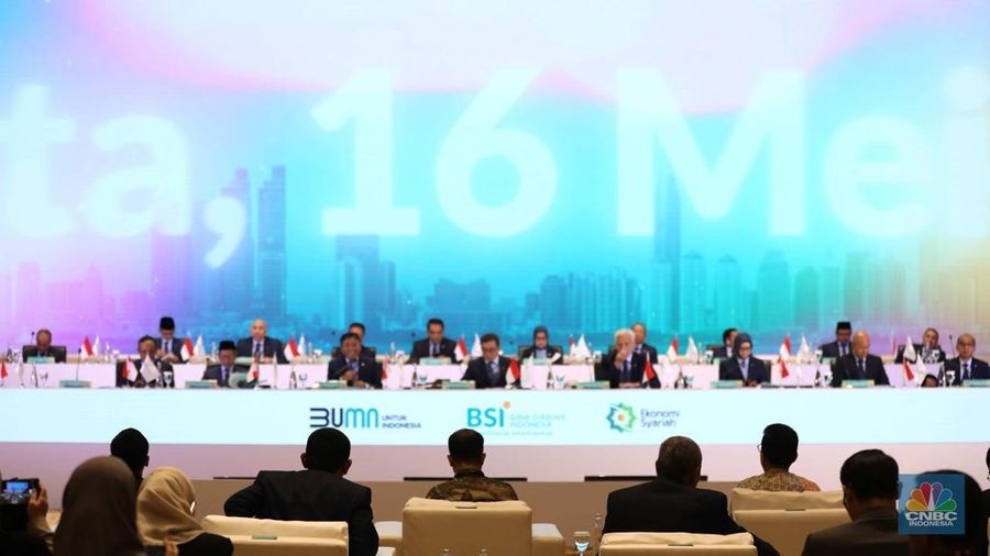Plt Direktur Utama PT Bank Syariah Indonesia Tbk (BSI) Bob T.Ananta (dua dari kiri) didampingi  Ketua Dewan Pengawas Syariah BSI Prof. Dr. KH. Hasanudin (paling kiri), Komisaris Utama BSI Muliaman D. Hadad (tiga dari kiri), Wakil Komisaris Utama/Independen BSI Adiwarman Azwar Karim (paling kanan) berbincang bersama sesaat sebelum pelaksanaan Rapat Umum Pemegang Saham Tahunan Tahun Buku 2024 PT Bank Syariah Indonesia Tbk di Jakarta (16/5/2025). (CNBC Indonesia/Tri susilo)