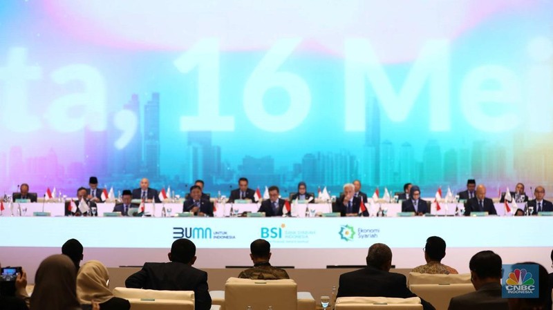 Plt Direktur Utama PT Bank Syariah Indonesia Tbk (BSI) Bob T.Ananta (dua dari kiri) didampingi  Ketua Dewan Pengawas Syariah BSI Prof. Dr. KH. Hasanudin (paling kiri), Komisaris Utama BSI Muliaman D. Hadad (tiga dari kiri), Wakil Komisaris Utama/Independen BSI Adiwarman Azwar Karim (paling kanan) berbincang bersama sesaat sebelum pelaksanaan Rapat Umum Pemegang Saham Tahunan Tahun Buku 2024 PT Bank Syariah Indonesia Tbk di Jakarta (16/5/2025). (CNBC Indonesia/Tri susilo)