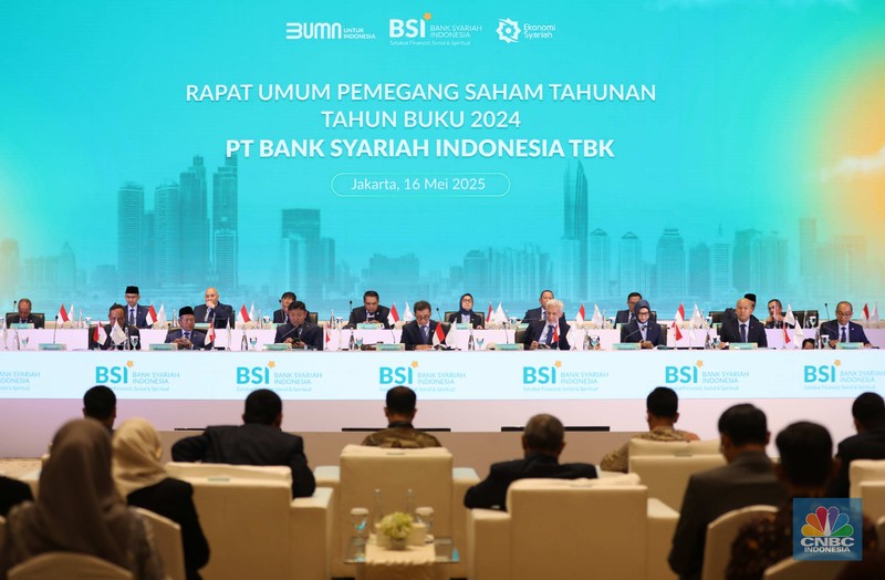Plt Direktur Utama PT Bank Syariah Indonesia Tbk (BSI) Bob T.Ananta (dua dari kiri) didampingi Ketua Dewan Pengawas Syariah BSI Prof. Dr. KH. Hasanudin (paling kiri), Komisaris Utama BSI Muliaman D. Hadad (tiga dari kiri), Wakil Komisaris Utama/Independen BSI Adiwarman Azwar Karim (paling kanan) berbincang bersama sesaat sebelum pelaksanaan Rapat Umum Pemegang Saham Tahunan Tahun Buku 2024 PT Bank Syariah Indonesia Tbk di Jakarta (16/5/2025). (CNBC Indonesia/Tri susilo) Plt Direktur Utama PT Bank Syariah Indonesia Tbk (BSI) Bob T.Ananta (dua dari kiri) didampingi Ketua Dewan Pengawas Syariah BSI Prof. Dr. KH. Hasanudin (paling kiri), Komisaris Utama BSI Muliaman D. Hadad (tiga dari kiri), Wakil Komisaris Utama/Independen BSI Adiwarman Azwar Karim (paling kanan) berbincang bersama sesaat sebelum pelaksanaan Rapat Umum Pemegang Saham Tahunan Tahun Buku 2024 PT Bank Syariah Indonesia Tbk di Jakarta (16/5/2025). (CNBC Indonesia/Tri susilo)