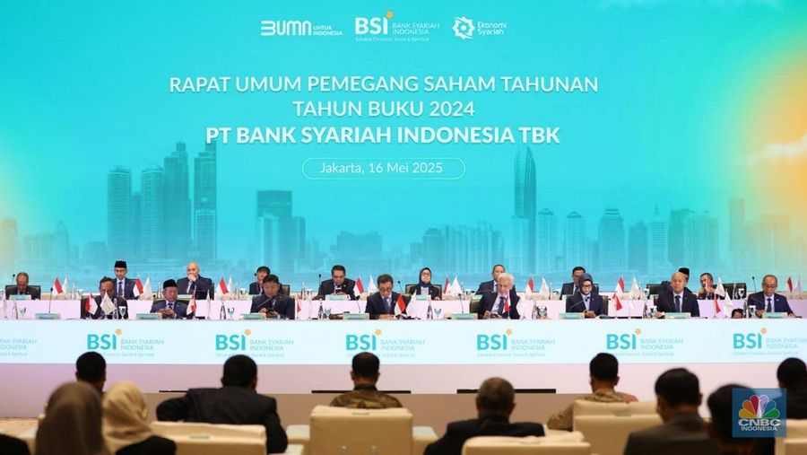 Plt Direktur Utama PT Bank Syariah Indonesia Tbk (BSI) Bob T.Ananta (dua dari kiri) didampingi  Ketua Dewan Pengawas Syariah BSI Prof. Dr. KH. Hasanudin (paling kiri), Komisaris Utama BSI Muliaman D. Hadad (tiga dari kiri), Wakil Komisaris Utama/Independen BSI Adiwarman Azwar Karim (paling kanan) berbincang bersama sesaat sebelum pelaksanaan Rapat Umum Pemegang Saham Tahunan Tahun Buku 2024 PT Bank Syariah Indonesia Tbk di Jakarta (16/5/2025). (CNBC Indonesia/Tri susilo)