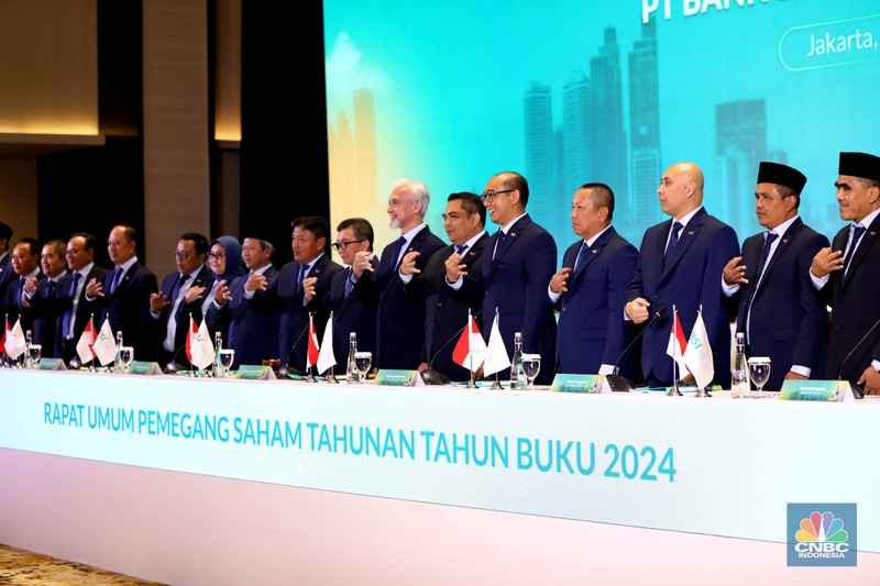 Plt Direktur Utama PT Bank Syariah Indonesia Tbk (BSI) Bob T.Ananta (dua dari kiri) didampingi Ketua Dewan Pengawas Syariah BSI Prof. Dr. KH. Hasanudin (paling kiri), Komisaris Utama BSI Muliaman D. Hadad (tiga dari kiri), Wakil Komisaris Utama/Independen BSI Adiwarman Azwar Karim (paling kanan) berbincang bersama sesaat sebelum pelaksanaan Rapat Umum Pemegang Saham Tahunan Tahun Buku 2024 PT Bank Syariah Indonesia Tbk di Jakarta (16/5/2025). (CNBC Indonesia/Tri susilo) Plt Direktur Utama PT Bank Syariah Indonesia Tbk (BSI) Bob T.Ananta (dua dari kiri) didampingi Ketua Dewan Pengawas Syariah BSI Prof. Dr. KH. Hasanudin (paling kiri), Komisaris Utama BSI Muliaman D. Hadad (tiga dari kiri), Wakil Komisaris Utama/Independen BSI Adiwarman Azwar Karim (paling kanan) berbincang bersama sesaat sebelum pelaksanaan Rapat Umum Pemegang Saham Tahunan Tahun Buku 2024 PT Bank Syariah Indonesia Tbk di Jakarta (16/5/2025). (CNBC Indonesia/Tri susilo)