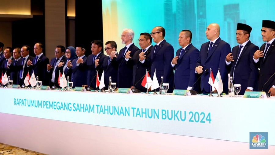 Plt Direktur Utama PT Bank Syariah Indonesia Tbk (BSI) Bob T.Ananta (dua dari kiri) didampingi  Ketua Dewan Pengawas Syariah BSI Prof. Dr. KH. Hasanudin (paling kiri), Komisaris Utama BSI Muliaman D. Hadad (tiga dari kiri), Wakil Komisaris Utama/Independen BSI Adiwarman Azwar Karim (paling kanan) berbincang bersama sesaat sebelum pelaksanaan Rapat Umum Pemegang Saham Tahunan Tahun Buku 2024 PT Bank Syariah Indonesia Tbk di Jakarta (16/5/2025). (CNBC Indonesia/Tri susilo)