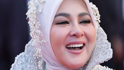 Cetar! Syahrini Terpampang Nyata di Red Carpet Cannes