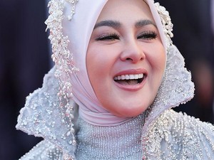 Cetar! Syahrini Terpampang Nyata di Red Carpet Cannes
