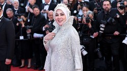 Fantastis! Syahrini Pakai Cincin Rp 35 Miliar Saat Red Carpet Cannes