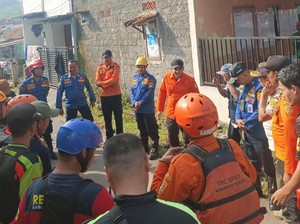 Balita Hanyut di Saluran Air Bogor Belum Ditemukan, Pencarian Dilanjut Pagi Ini
