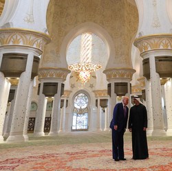 Momen Donald Trump Takjub Saat Masuk Masjid di Arab