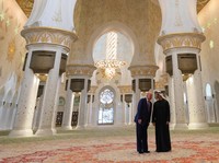 Momen Donald Trump Takjub Saat Masuk Masjid di Arab
