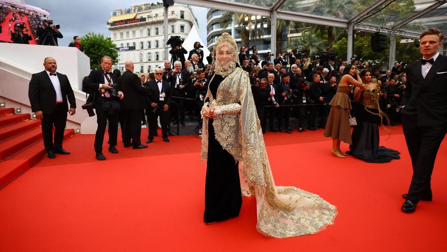 Artis Indonesia, Syahrini berpose di karpet merah saat tiba di pemutaran film 