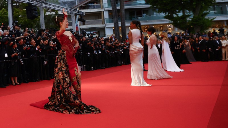 Artis Indonesia, Syahrini berpose di karpet merah saat tiba di pemutaran film Artis Indonesia, Syahrini berpose di karpet merah saat tiba di pemutaran film
