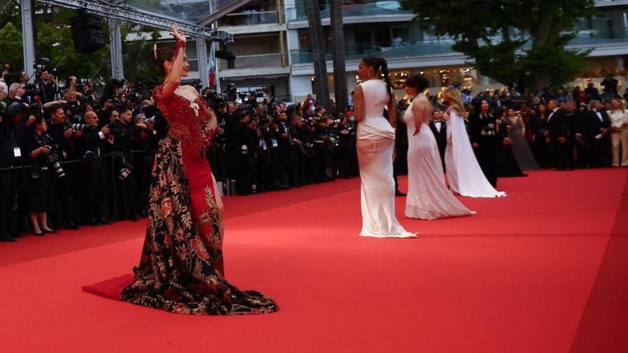 Artis Indonesia, Syahrini berpose di karpet merah saat tiba di pemutaran film 