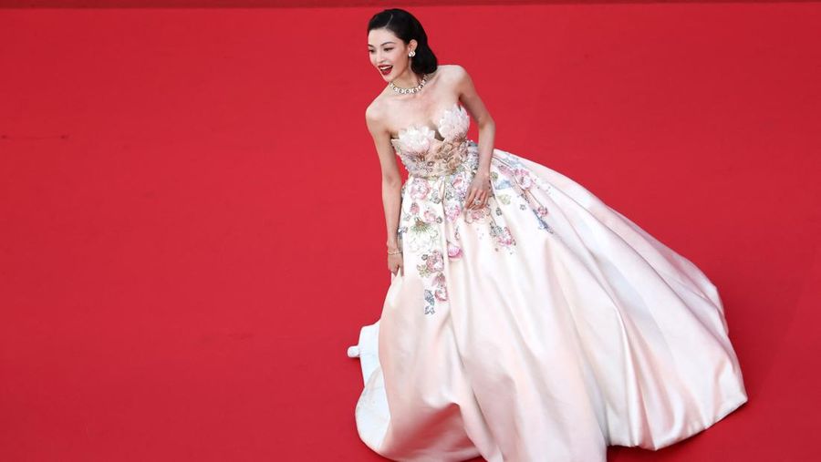 Artis Indonesia, Syahrini berpose di karpet merah saat tiba di pemutaran film 