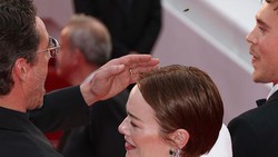 Video Ekspresi Emma Stone Diganggu Lebah di Red Carpet Cannes