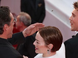 Video Ekspresi Emma Stone Diganggu Lebah di Red Carpet Cannes Video Ekspresi Emma Stone Diganggu Lebah di Red Carpet Cannes