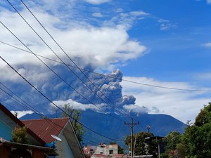 Erupsi 2 Kali Dalam 10 Menit, Gunung Marapi Semburkan Abu Vulkanik 1.000 M