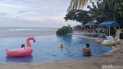 Flamingo, Beach Club yang Ramah Keluarga di Pantai Saba