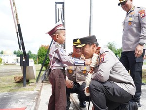 Kunjungan Kerja ke Polres Meranti, Kapolda Riau Disambut Polisi Cilik