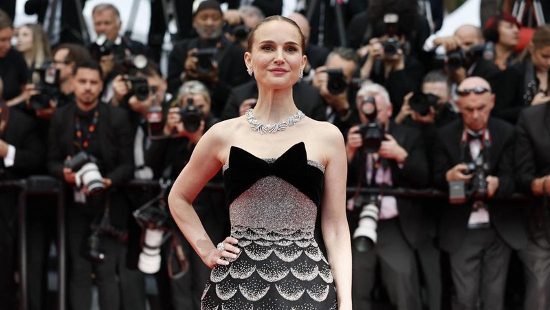 Artis Indonesia, Syahrini berpose di karpet merah saat tiba di pemutaran film 