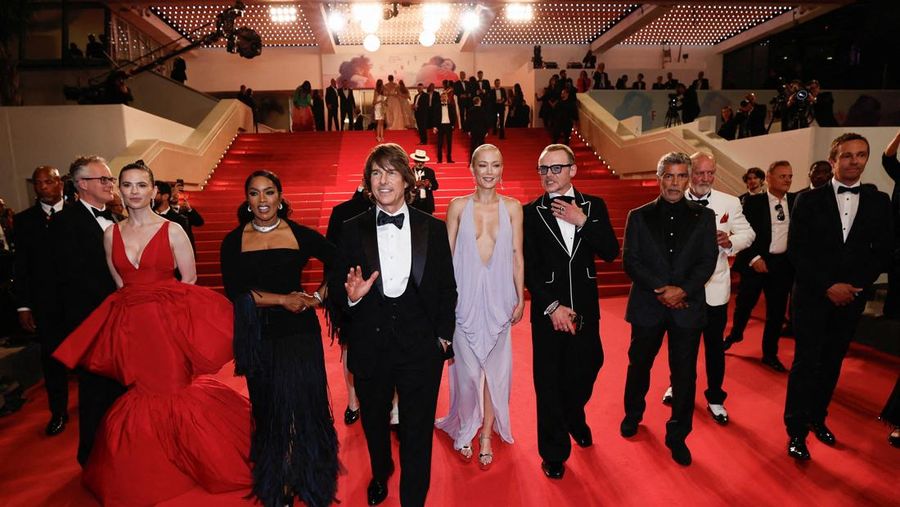 Artis Indonesia, Syahrini berpose di karpet merah saat tiba di pemutaran film 