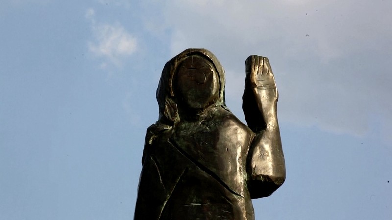 Pemandangan tempat patung Melania Trump dicuri di Rozno, dekat kampung halamannya di Sevnica, Slovenia, 17 Mei 2025. Pemandangan tempat patung Melania Trump dicuri di Rozno, dekat kampung halamannya di Sevnica, Slovenia, 17 Mei 2025. (REUTERS/Borut Zivulovic)