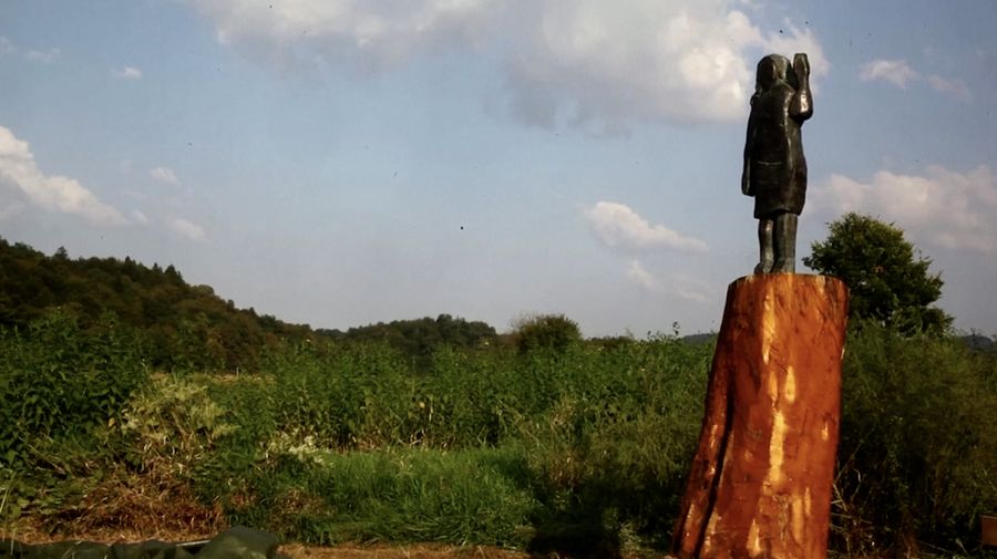 Pemandangan tempat patung Melania Trump dicuri di Rozno, dekat kampung halamannya di Sevnica, Slovenia, 17 Mei 2025. Pemandangan tempat patung Melania Trump dicuri di Rozno, dekat kampung halamannya di Sevnica, Slovenia, 17 Mei 2025. (REUTERS/Borut Zivulovic)