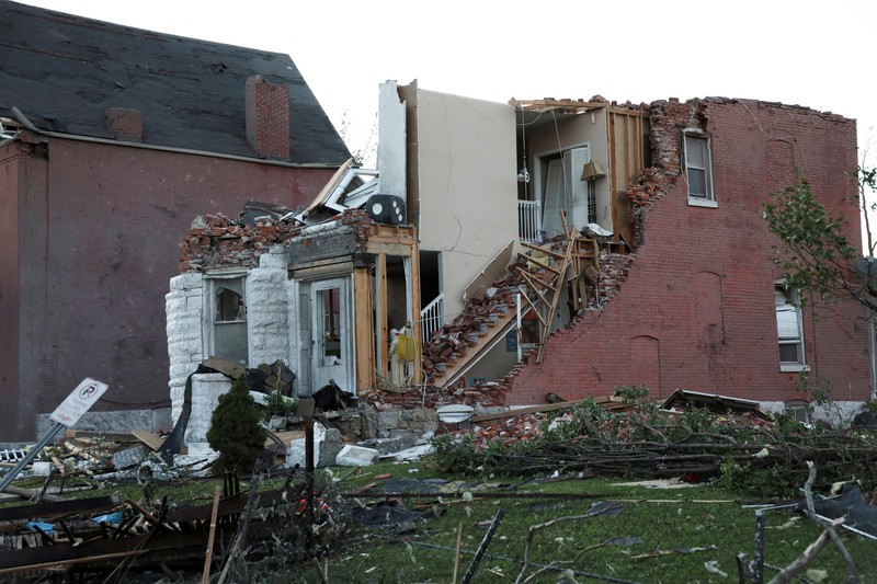 Sebuah rumah ambruk tertimpa tumpukan batu bata setelah tornado melanda St. Louis, Missouri, AS, 16 Mei 2025. (REUTERS/Lawrence Bryant)