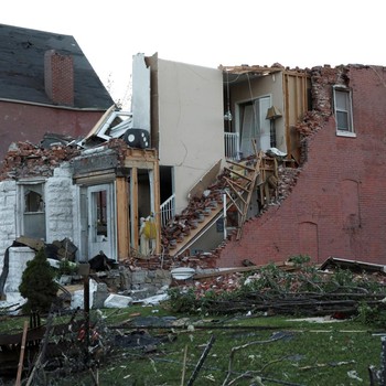 Rumah Robek Disapu Tornado, Ini Potret Mencekam Kota di AS