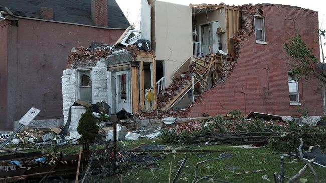 Rumah Robek Disapu Tornado, Ini Potret Mencekam Kota di AS