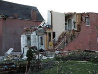 Rumah Robek Disapu Tornado, Ini Potret Mencekam Kota di AS