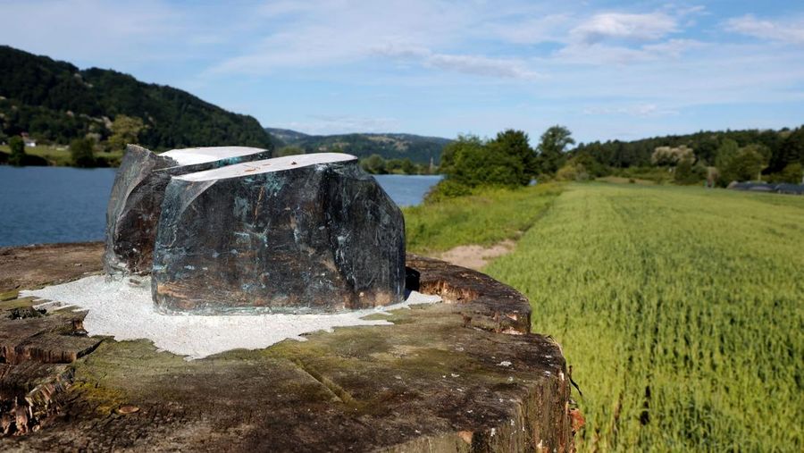 Pemandangan tempat patung Melania Trump dicuri di Rozno, dekat kampung halamannya di Sevnica, Slovenia, 17 Mei 2025. (REUTERS/Borut Zivulovic)