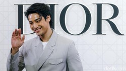Foto: Pesona Aktor Thailand Apo Nattawin Hadiri Acara Dior di Plaza Indonesia