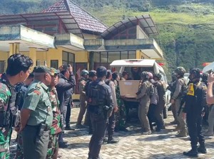 2 Anggota Polisi Gugur Ditembak KKB di Puncak Jaya Dimakamkan di Serui