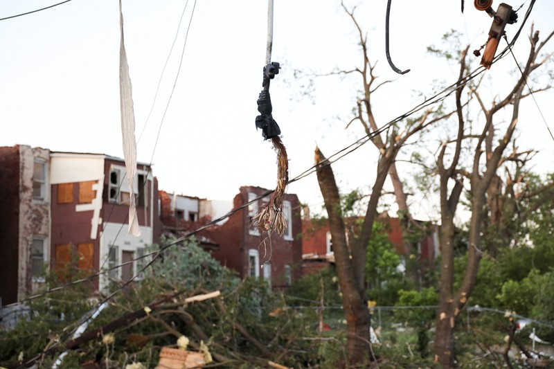 Sebuah rumah ambruk tertimpa tumpukan batu bata setelah tornado melanda St. Louis, Missouri, AS, 16 Mei 2025. (REUTERS/Lawrence Bryant)