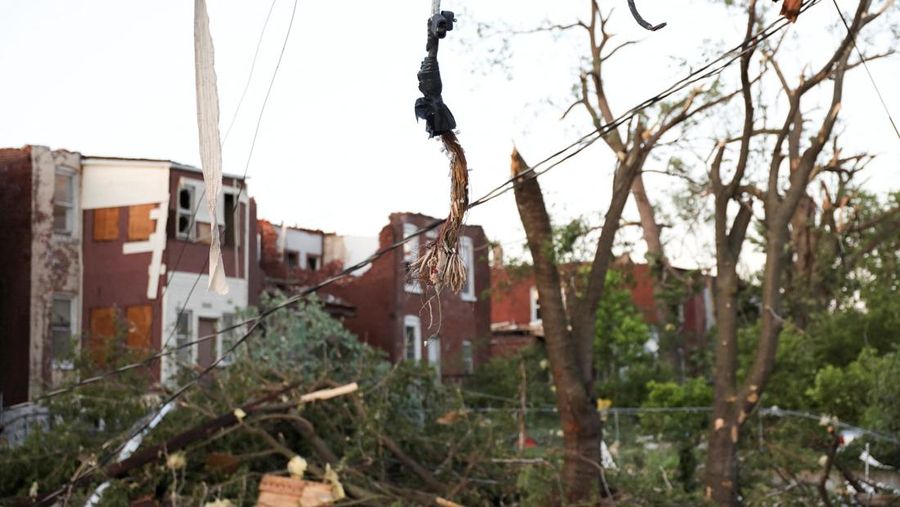 Sebuah rumah ambruk tertimpa tumpukan batu bata setelah tornado melanda St. Louis, Missouri, AS, 16 Mei 2025. (REUTERS/Lawrence Bryant)