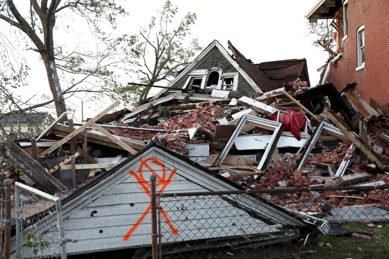 Sebuah rumah ambruk tertimpa tumpukan batu bata setelah tornado melanda St. Louis, Missouri, AS, 16 Mei 2025. (REUTERS/Lawrence Bryant)