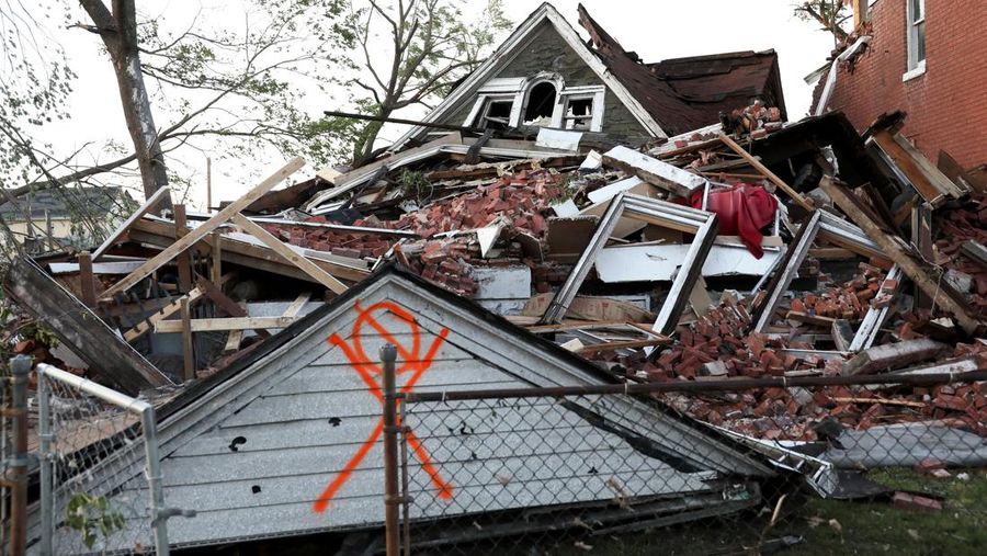 Sebuah rumah ambruk tertimpa tumpukan batu bata setelah tornado melanda St. Louis, Missouri, AS, 16 Mei 2025. Sebuah rumah ambruk tertimpa tumpukan batu bata setelah tornado melanda St. Louis, Missouri, AS, 16 Mei 2025. (REUTERS/Lawrence Bryant)