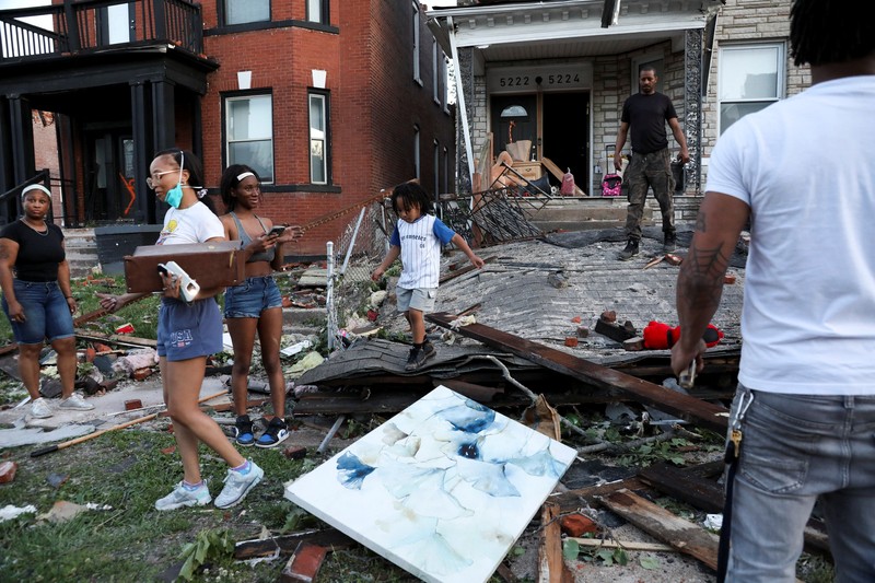 Sebuah rumah ambruk tertimpa tumpukan batu bata setelah tornado melanda St. Louis, Missouri, AS, 16 Mei 2025. (REUTERS/Lawrence Bryant)