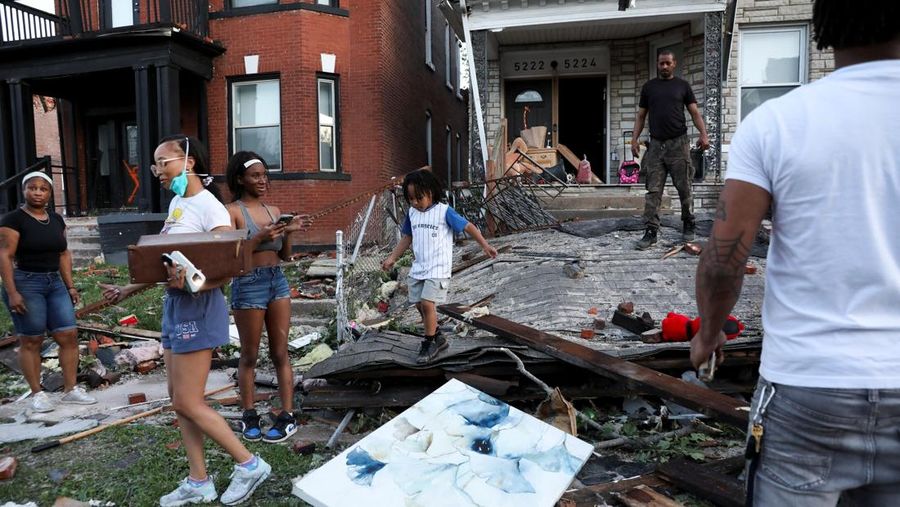 Sebuah rumah ambruk tertimpa tumpukan batu bata setelah tornado melanda St. Louis, Missouri, AS, 16 Mei 2025. Sebuah rumah ambruk tertimpa tumpukan batu bata setelah tornado melanda St. Louis, Missouri, AS, 16 Mei 2025. (REUTERS/Lawrence Bryant)