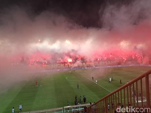Penampakan Stadion Maguwoharjo Memerah Dipenuhi Flare Suporter
