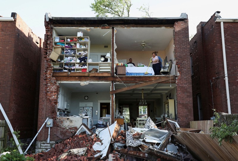 Sebuah rumah ambruk tertimpa tumpukan batu bata setelah tornado melanda St. Louis, Missouri, AS, 16 Mei 2025. (REUTERS/Lawrence Bryant)