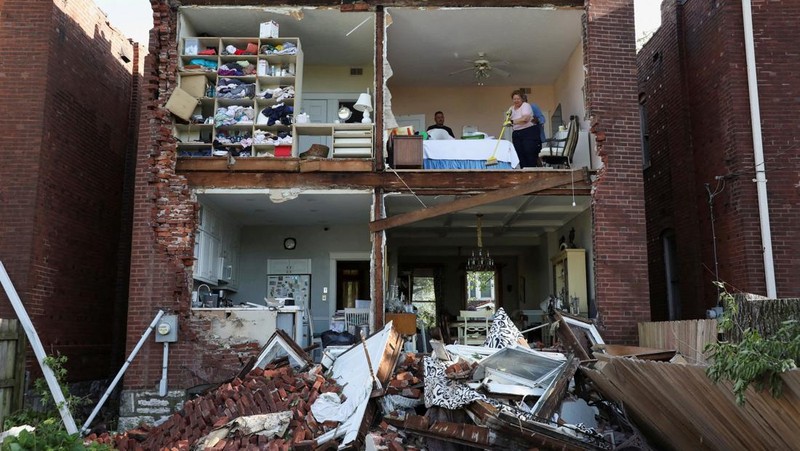 Sebuah rumah ambruk tertimpa tumpukan batu bata setelah tornado melanda St. Louis, Missouri, AS, 16 Mei 2025. (REUTERS/Lawrence Bryant)