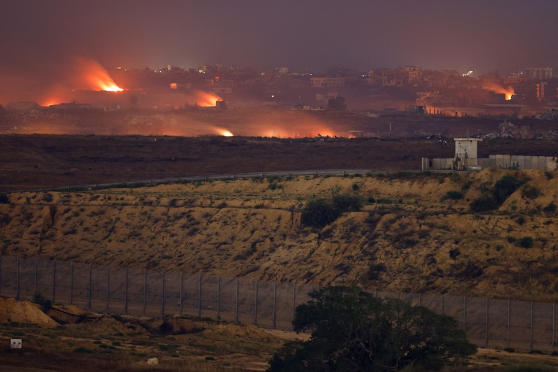 Api membubung dari Gaza utara, seperti yang terlihat dari sisi Israel di perbatasan Israel-Gaza, 17 Mei 2025. (REUTERS/Amir Cohen)