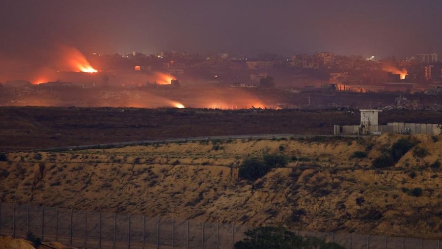 Api membubung dari Gaza utara, seperti yang terlihat dari sisi Israel di perbatasan Israel-Gaza, 17 Mei 2025. Api membubung dari Gaza utara, seperti yang terlihat dari sisi Israel di perbatasan Israel-Gaza, 17 Mei 2025. (REUTERS/Amir Cohen)