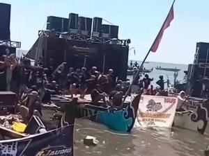 Geger Aksi Battle Sound Horeg di Laut Pasuruan