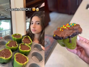 Uniknya Proses Bikin Cupcake Cokelat Dicetak Pakai Paprika!