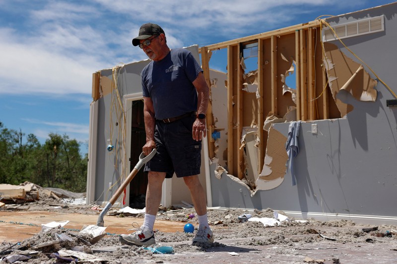 Seorang relawan melihat pembersihan berlanjut di lingkungan Sunshine Hills setelah serangkaian tornado melanda Laurel County, di London, Kentucky, AS, 17 Mei 2025. (REUTERS/Seth Herald)