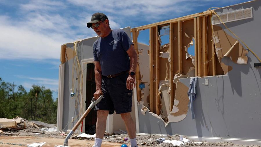 Seorang relawan melihat pembersihan berlanjut di lingkungan Sunshine Hills setelah serangkaian tornado melanda Laurel County, di London, Kentucky, AS, 17 Mei 2025. (REUTERS/Seth Herald)
