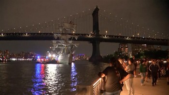 Video: Kapal Angkatan Laut Tabrak Jembatan, Puluhan Orang Terluka
