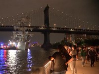 Video: Kapal Angkatan Laut Tabrak Jembatan, Puluhan Orang Terluka